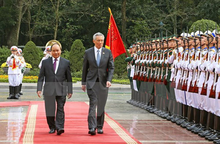Thủ tướng Nguyễn Xuân Phúc và Thủ tướng Singapore duyệt đội danh dự Quân đội nhân dân Việt Nam.